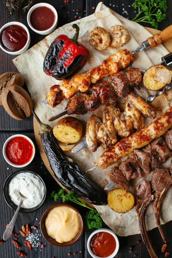 Frigărui cu legume și sosuri